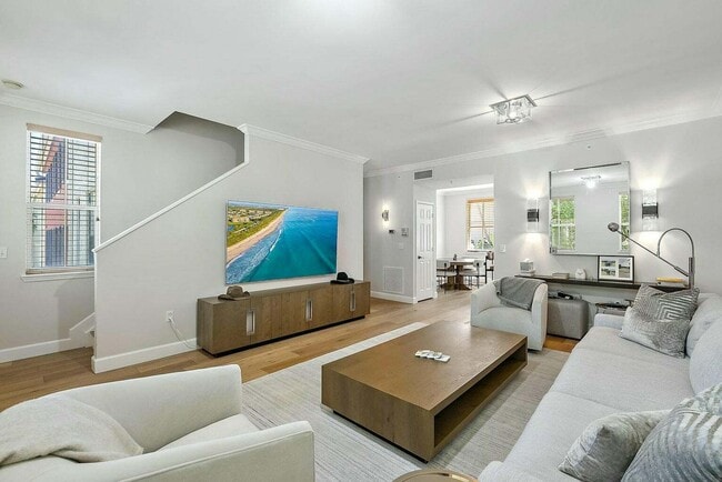 Building Photo - 696 Fern St