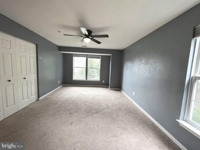 Building Photo - Beautiful 3 bedroom, 2 full bath condomini...