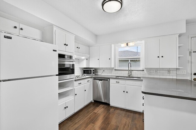 Building Photo - 11143 Joymeadow Dr
