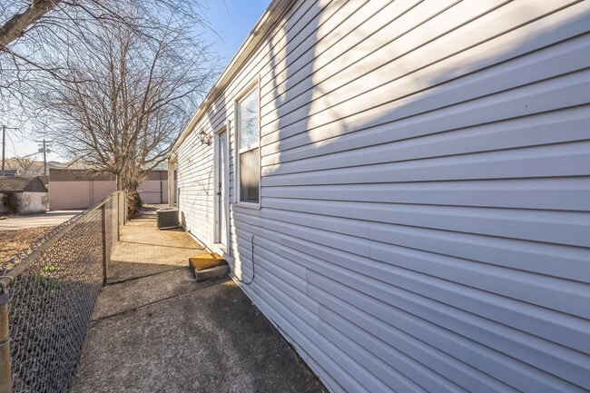 Building Photo - 105 Ash St