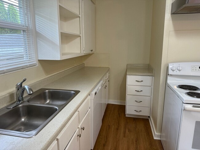 Building Photo - 3 Bedroom 1 Bathroom House
