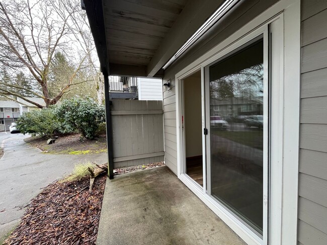 Building Photo - Updated 1st floor 1 X 1 Beaverton Condo! C...