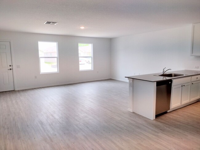 Building Photo - 1214 Janzen Rd