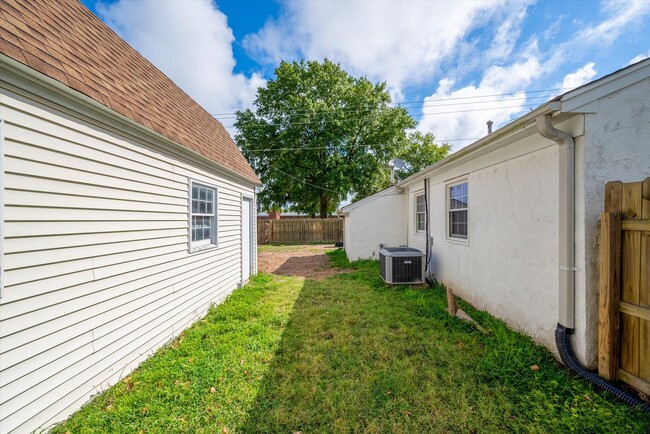 Building Photo - 2015 Kensington Dr