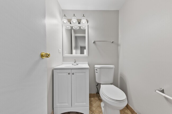 Building Photo - 1681 Queensbury Cir