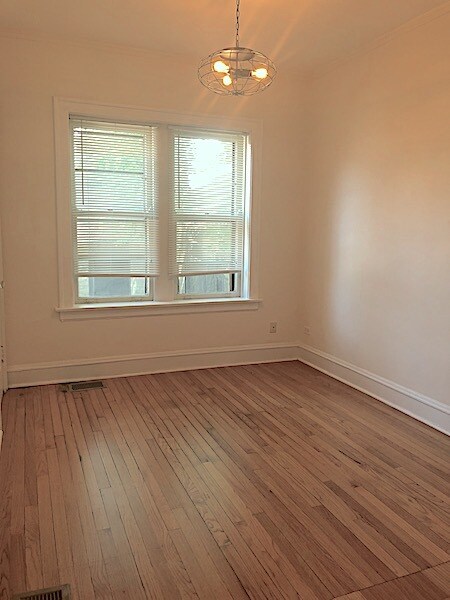 Building Photo - 1032 W Oakdale Ave