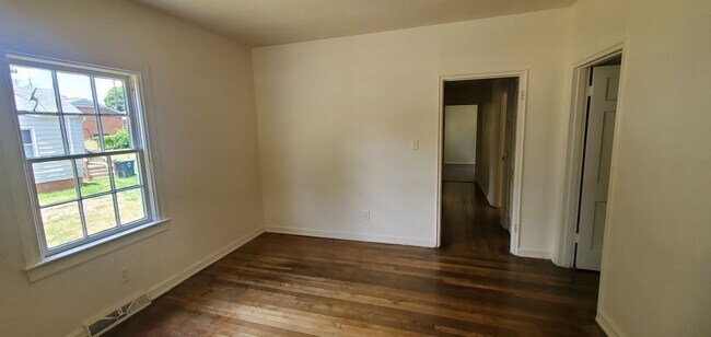 Building Photo - 3 Bedroom 1 Bathroom House