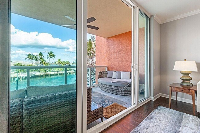 Building Photo - 2650 Lake Shore Dr