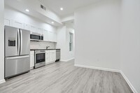 Building Photo - 131 E North Ave