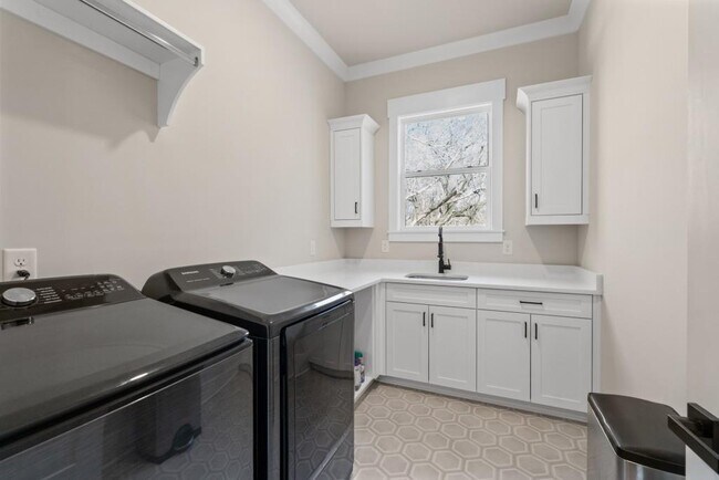 Building Photo - 568 Versailles Dr