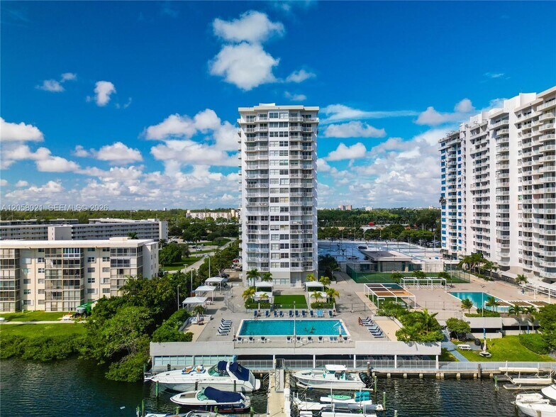 Building Photo - 18011 Biscayne Blvd