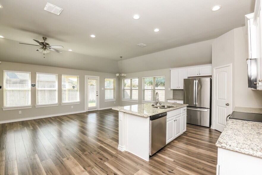 Building Photo - 917 Linden Dr