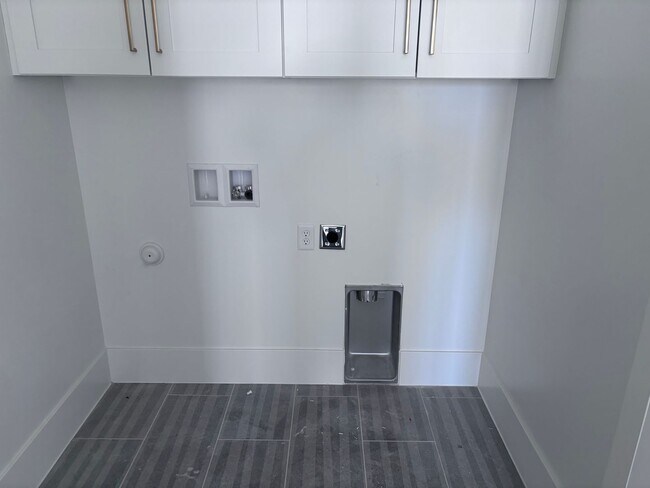 Building Photo - Luxury Living Near Sand Hollow – Spacious ...