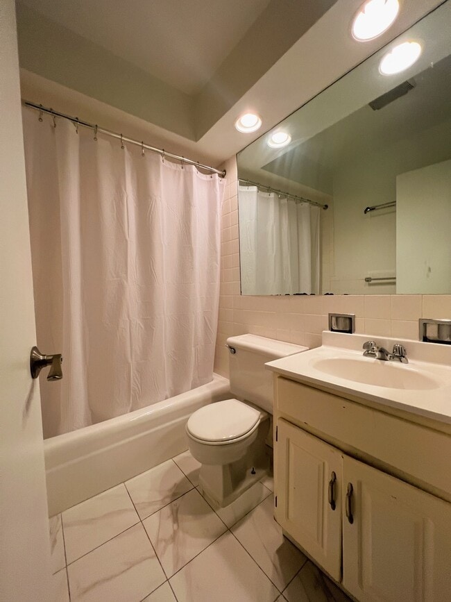 Building Photo - 736 W Buena Ave