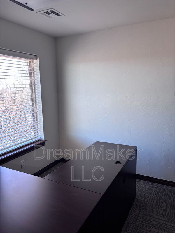 Building Photo - 2815 SE 44th St