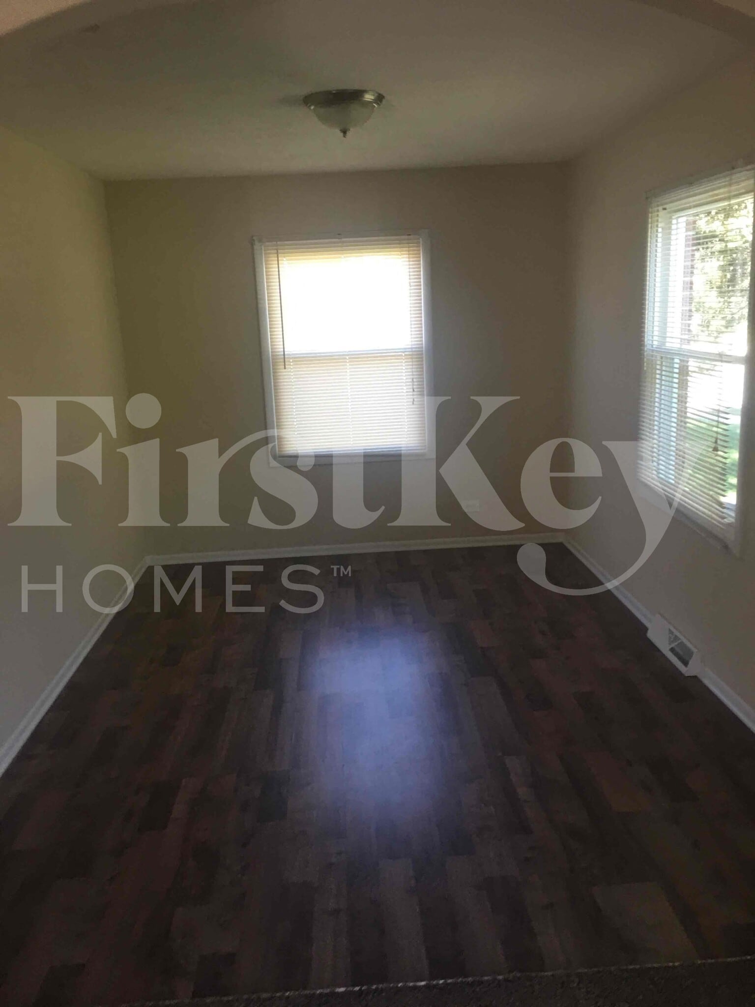 Building Photo - 410 S Villa Ave