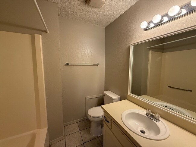 Building Photo - 5728 S Vancouver Ave