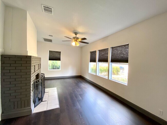 Building Photo - Dignowity Remodeled 3 bedroom 2 bath