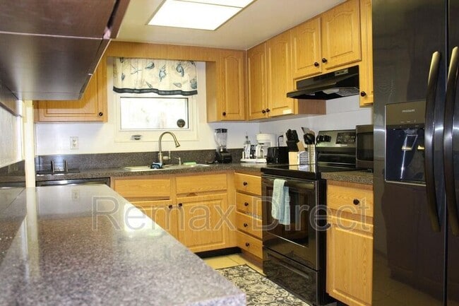 Building Photo - 323 W Palm St