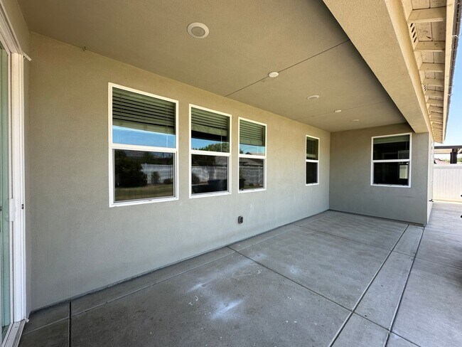Building Photo - Beautiful House in gated community w/ Solar!