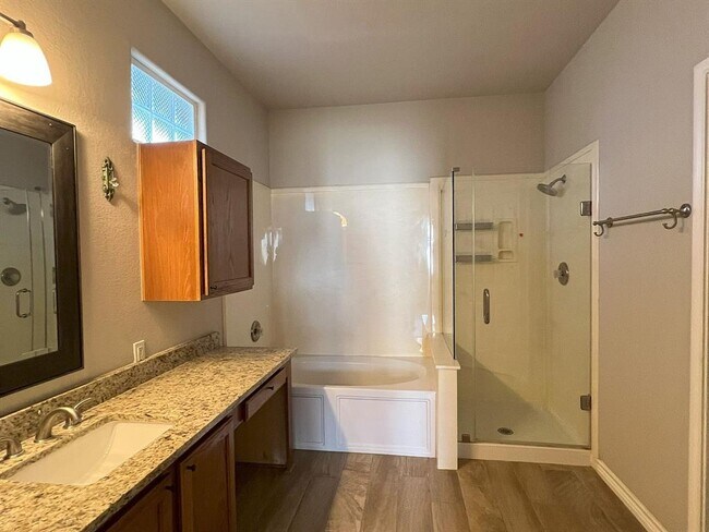 Building Photo - 1112 Vanderbilt Cir