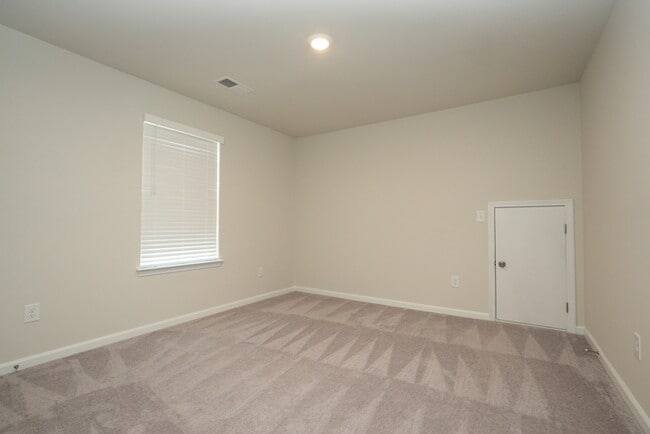 Building Photo - Spacious 4-Bedroom Home with Modern Comforts