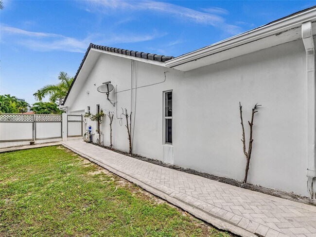 Building Photo - 413 Tamarind Dr