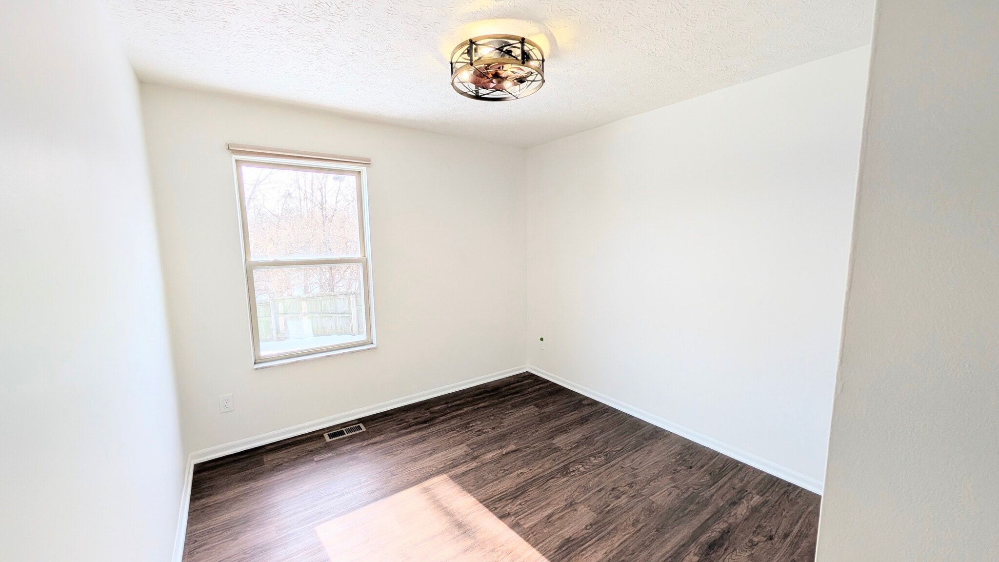 Room 2 - 4381 Alderson Ct