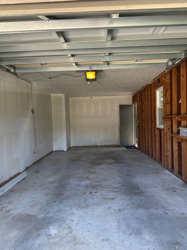 Building Photo - Gorgeous 2/1 located in the heart of Talla...
