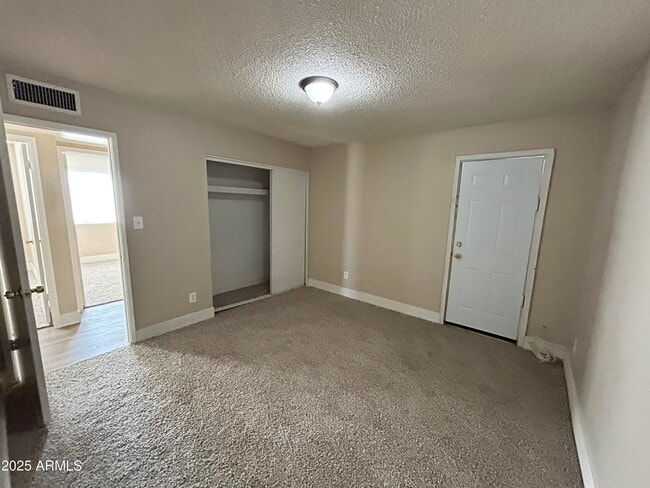 Building Photo - 8443 W Glenrosa Ave