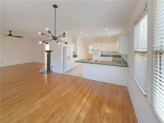 Building Photo - 136 Crumley St SE