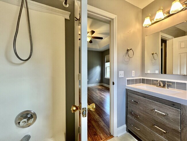 Building Photo - CONVENIENT LOCATION 3 Bedroom