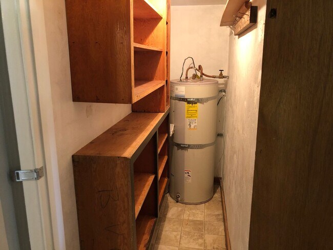 Building Photo - Updated 3 bedroom 1 1/2 bath home with a l...