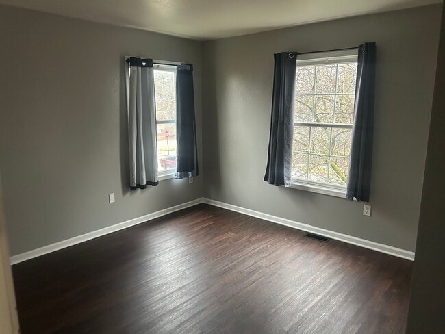 Building Photo - 4 Bedroom House