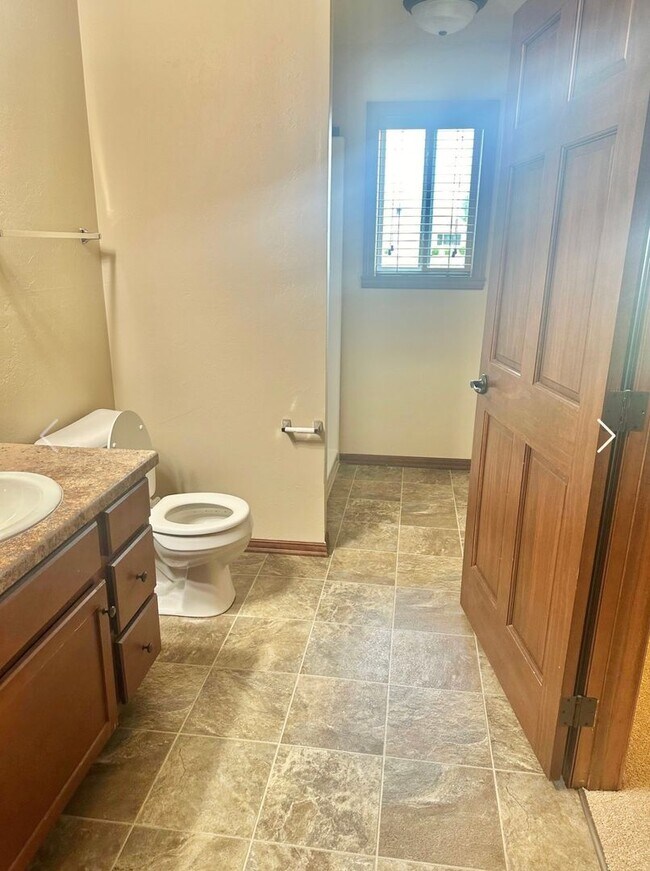 Building Photo - 2 Bedroom, 2 Bathroom Lower Available