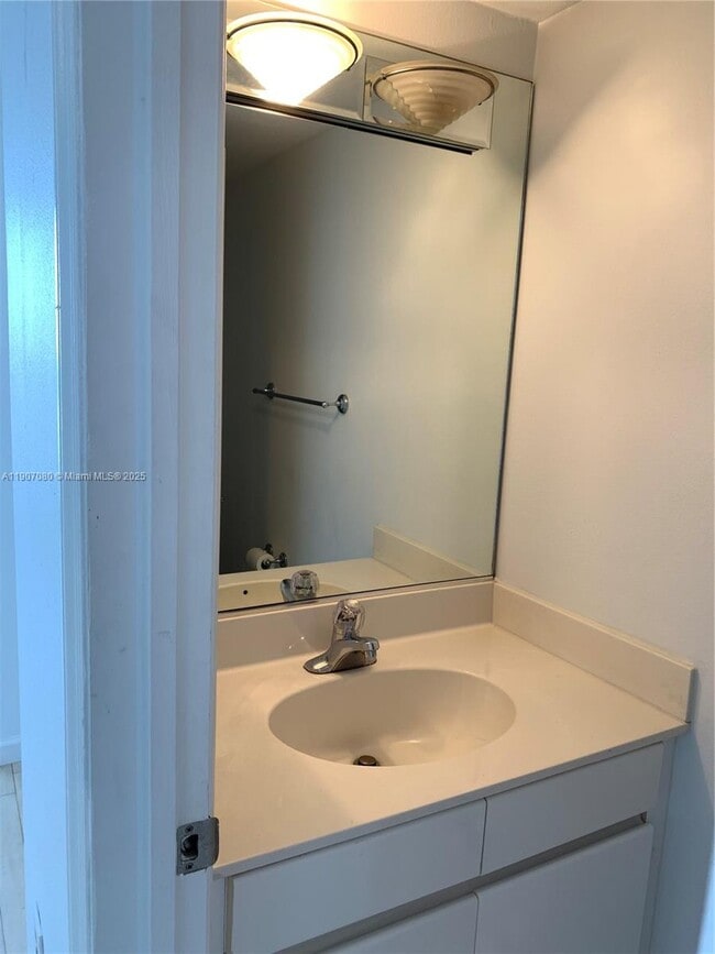 Building Photo - 1800 Sunset Harbour Dr