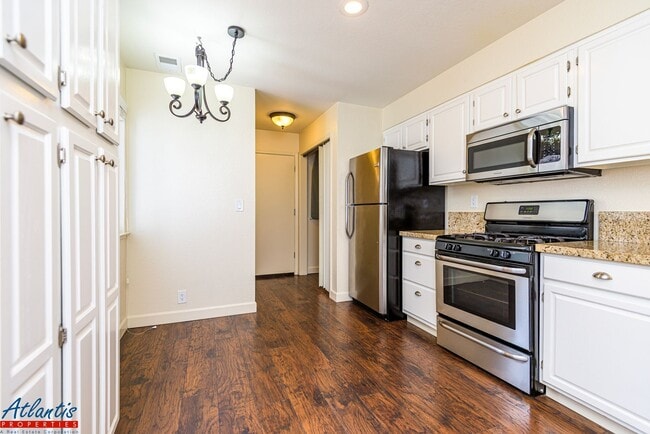 Building Photo - Lovely Townhouse | Resort-Style Community