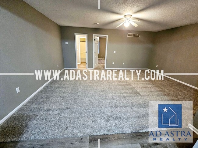 Building Photo - 2 Bedroom 2 Bath Townhouse in North Kansas...