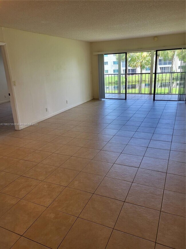 Building Photo - 230 Lakeview Dr