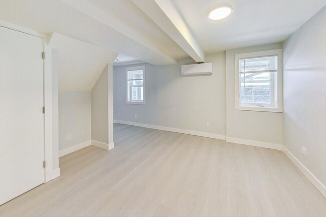 Building Photo - Brand new one bedroom in great location in...