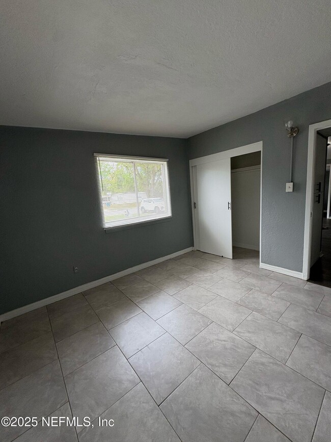 Building Photo - 2540 Spirea St