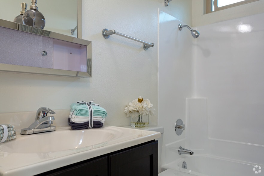 1BR, 1BA - 700 SF - Los Arboles Apartments