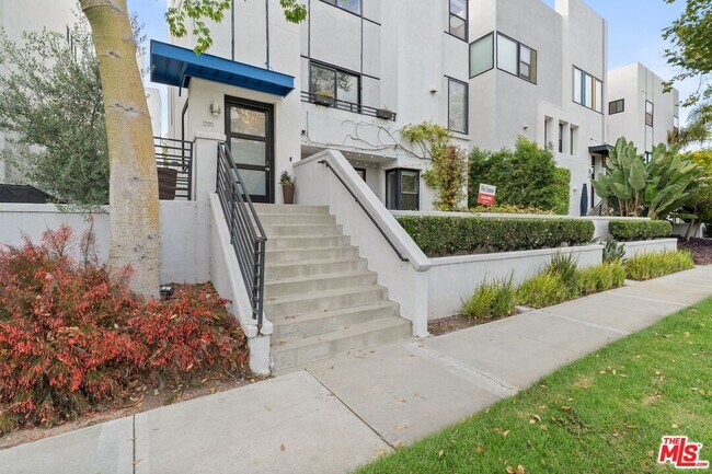 Building Photo - 12911 Bluff Creek Dr