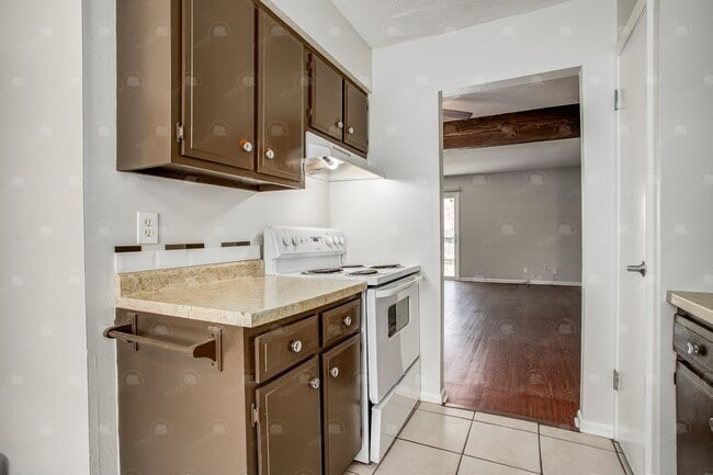 Building Photo - **Spacious 3-Bedroom Townhome with Partial...