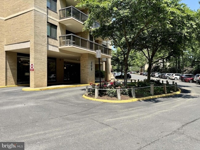 Building Photo - 309 Yoakum Pkwy