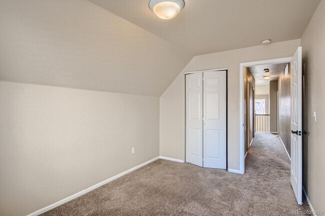 Building Photo - Fantastic 3 bed, 2.5 bath Townhome in Univ...