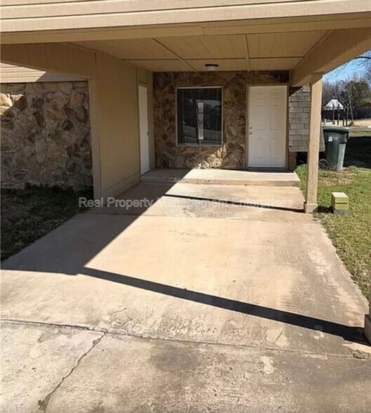 Building Photo - 1705 Beaumont Dr