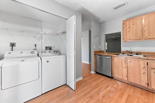 Building Photo - 81 Westecunk Dr