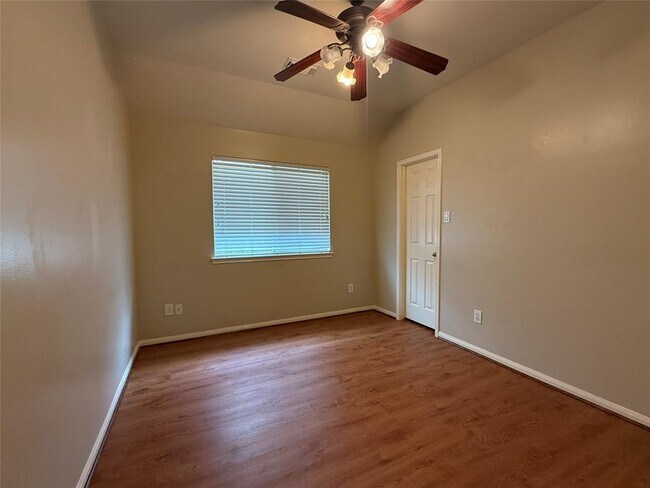 Building Photo - 11530 Columbia Pines Ln