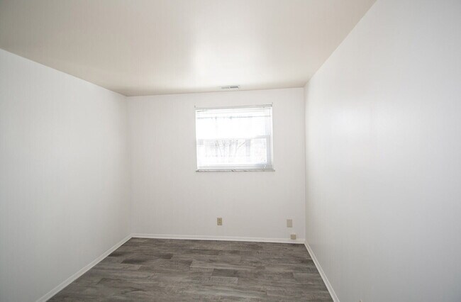 Building Photo - Easy Living on the Southeast Side